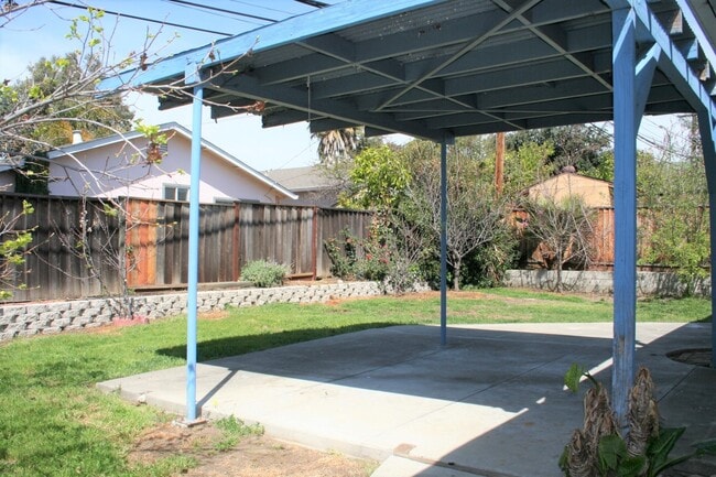 Building Photo - 3 Bedroom Home- Laminate Floors- Central A...