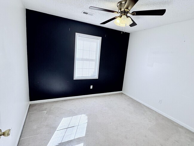 Building Photo - 418 Eucalyptus Ln