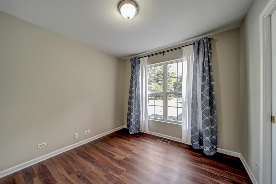 Building Photo - 5S530 Scots Dr