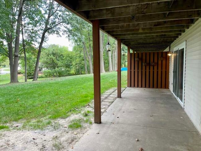 Building Photo - 6495 Bella Vista Dr NE