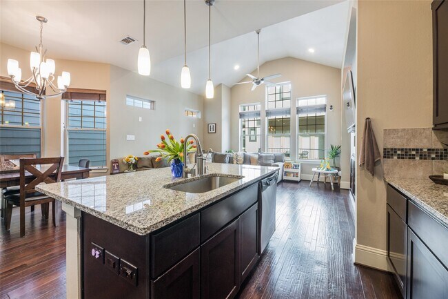 Building Photo - 769 Waverly St