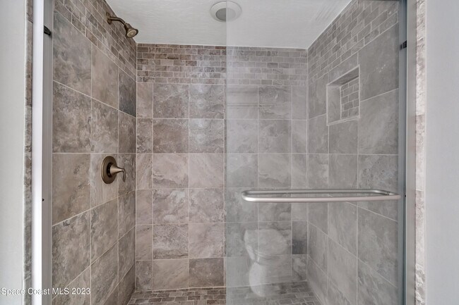 Building Photo - 1801 Island Club Dr