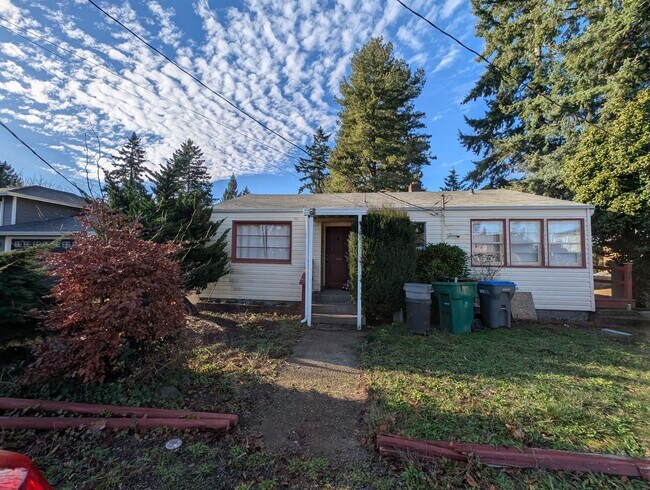 Building Photo - Available Now in Navy Yard City! New Floors & Paint! Tons of Space & Storage.