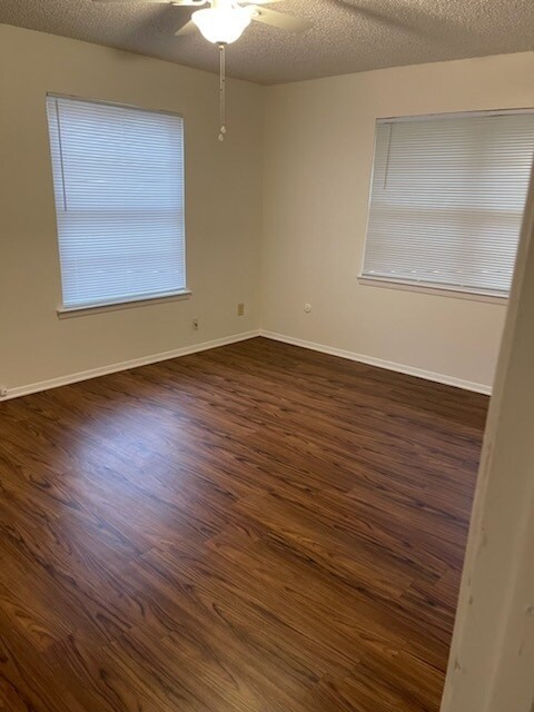Building Photo - Available now. END 4PLEX TOWNHOME, 2 BR/1....