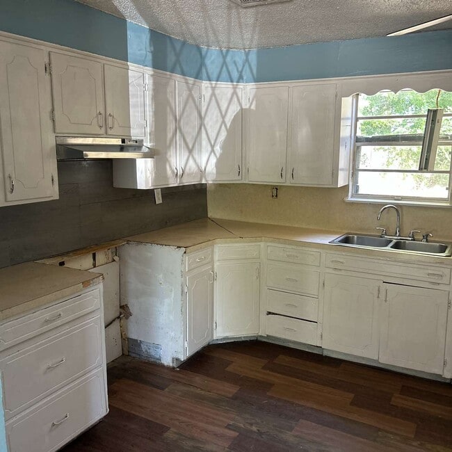 Building Photo - 2802 Hood Dr