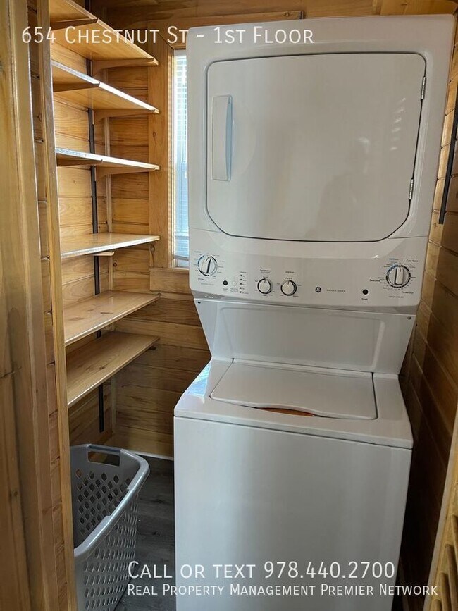 Building Photo - 654 Chestnut St