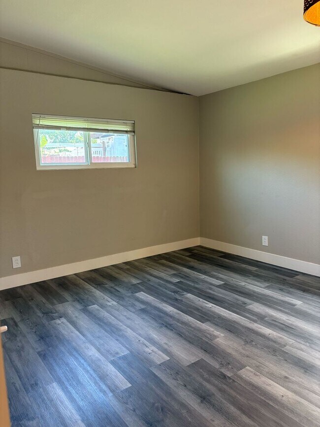 Building Photo - Comfortable 3-Bed Home in Prime Sacramento...