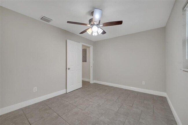 Building Photo - 1395 Meadowbrook St
