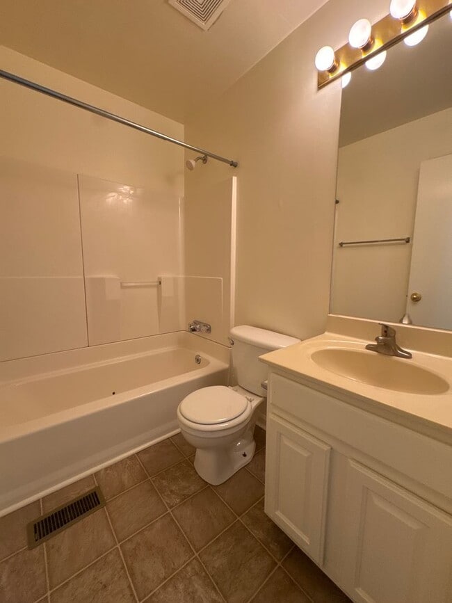 Building Photo - Quiet 2BR Duplex Living Near Old Hickory Lake