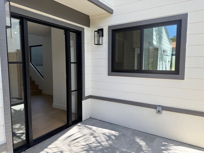 Building Photo - Gorgeous Fully Remodeled 5 Bedroom Home wi...