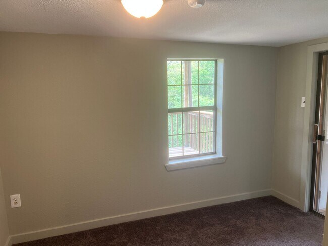 Building Photo - 2 Bed 1 Bath Cottage