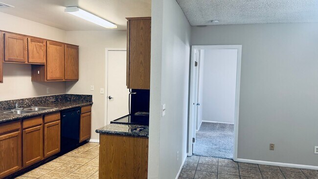 Building Photo - Updated 2 Bed/2 Bath Condo at Baseline Rd ...