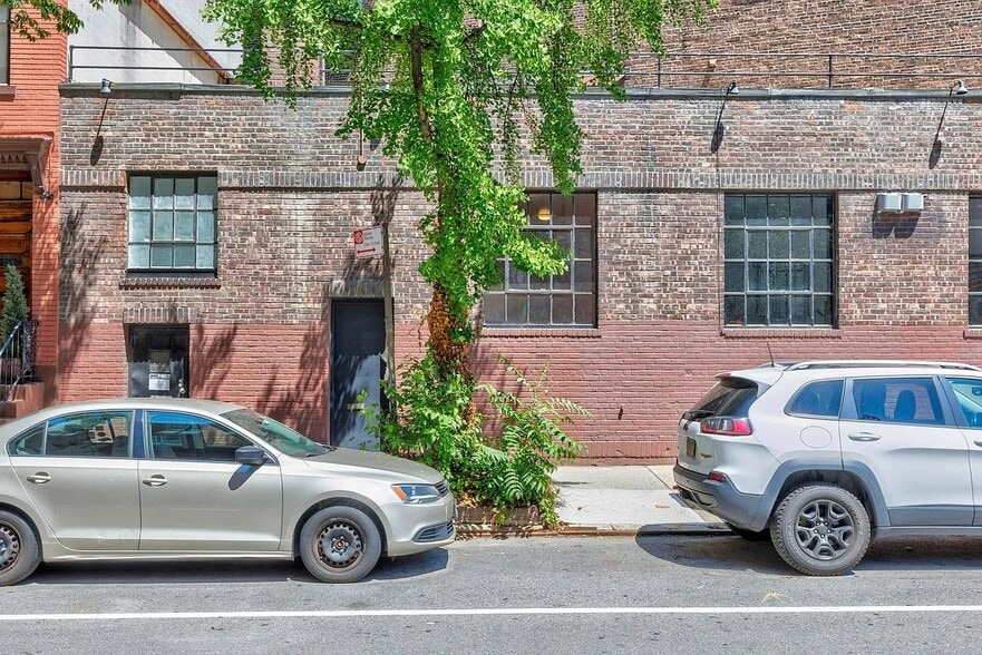 Building Photo - 702 Greenwich St