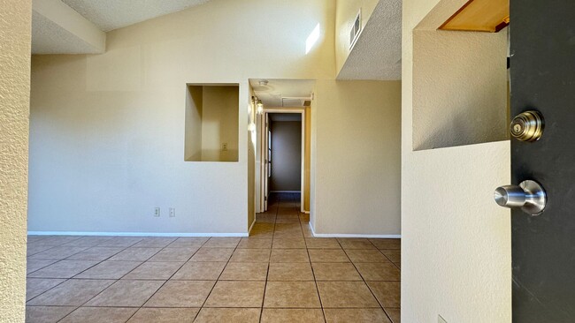 Primary Photo - Central 2 bedroom condo, near U of A and UMC!