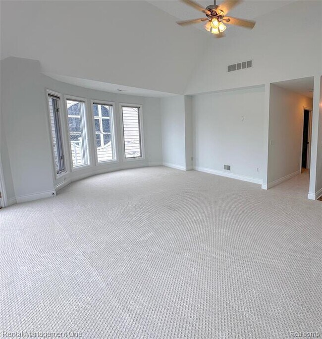 Building Photo - 5742 Putnam Dr