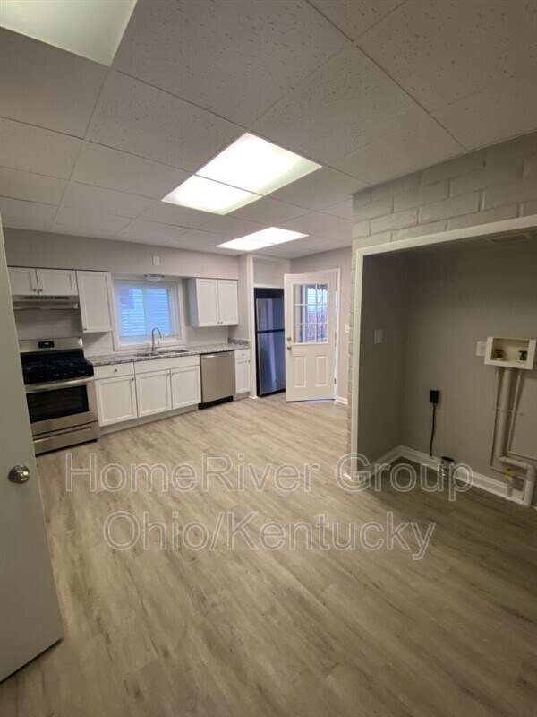 Building Photo - 223 3rd Ave