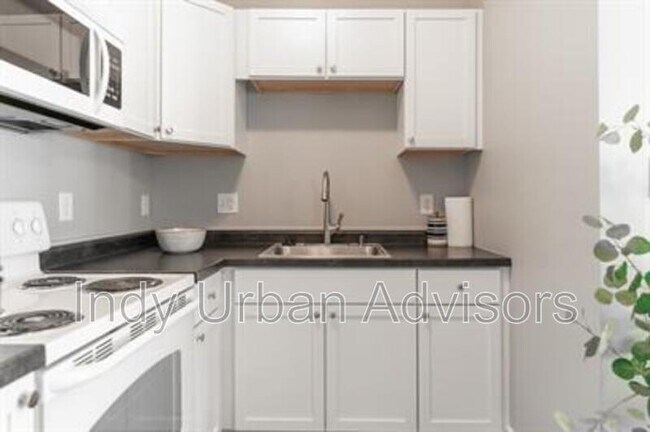 Building Photo - 2831 N Kenwood Ave