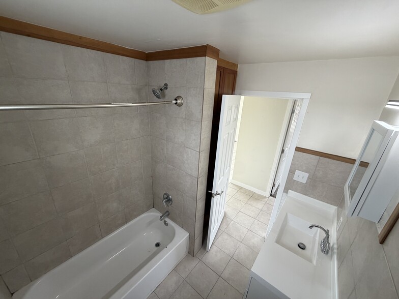bathroom - 404 West Klickitat ave