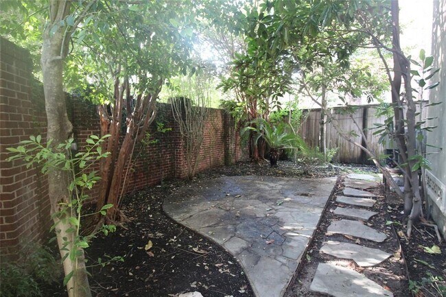 Building Photo - 1816 Devonshire Crescent