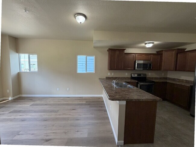 Building Photo - Beautiful 2-Story Townhome with Finished Basement