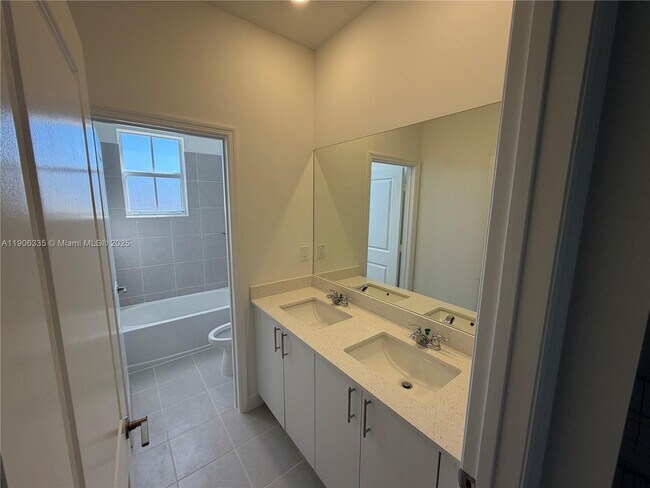 Building Photo - 2426 SE 26th Ln