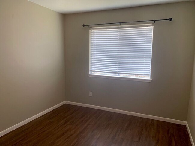 Building Photo - What a Find! 4 Bedrooms!