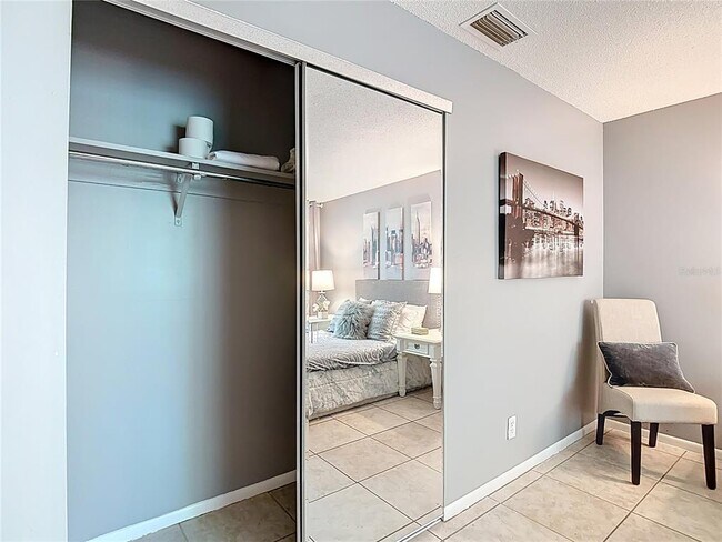 Building Photo - 137 Southeast Jefferson Cir N