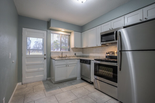 Building Photo - 514 NE Corder St