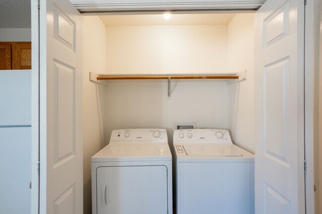 Building Photo - 4302-4304-4304 Cheryl Ct