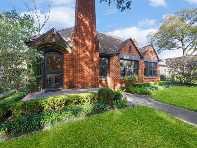 Building Photo - 2240 Wroxton Rd