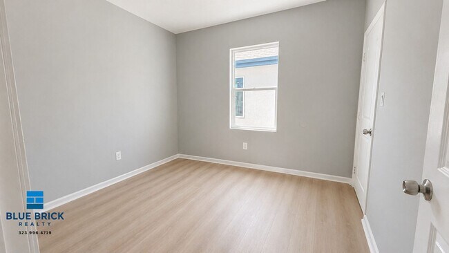 Building Photo - 1242 W 93rd St
