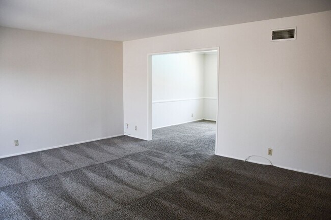 Building Photo - 522 E Collins Ave