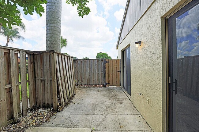 Building Photo - 5274 Cedarbend Dr