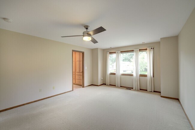 Building Photo - 5bd/3.5ba Bellevue House