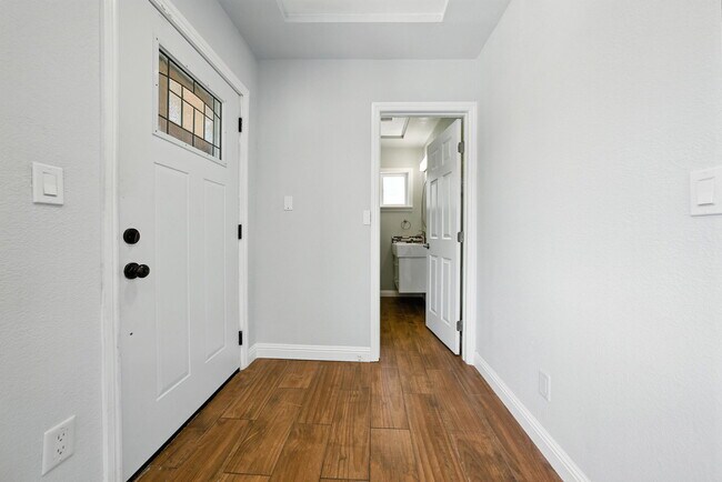 Building Photo - 5530 Laverne Ave