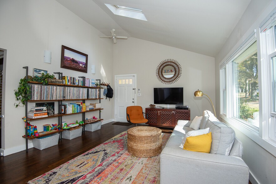 Building Photo - 1096 Oakfield Dr SE