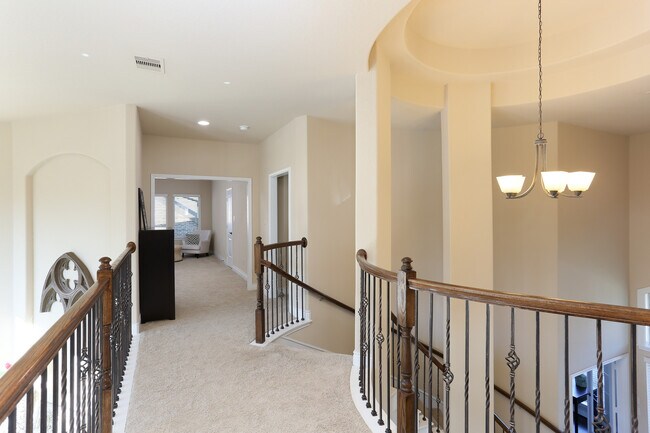 Building Photo - 632 Sydney St