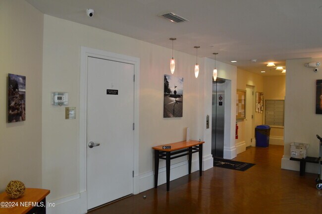 Building Photo - 1661 Riverside Ave
