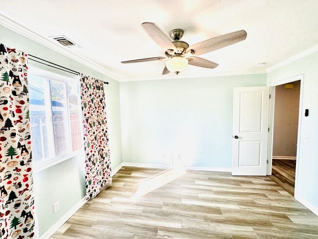 Building Photo - Welcome To Your Upgraded Oak View Home!