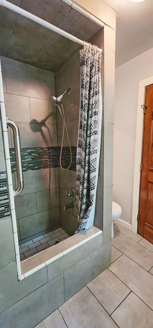 Building Photo - 226 N High Bridge Rd