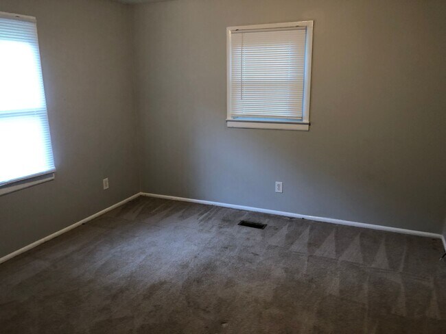 Building Photo - Cute,Belmont-Mt Holly home close to everything