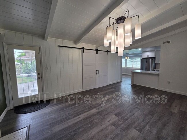 Building Photo - 9 W Robinhood Dr