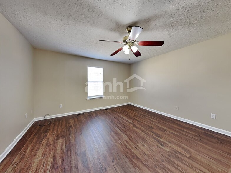 Building Photo - 227 Starlyn Dr