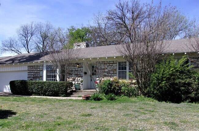 Building Photo - 3 Bed 1 Bath 2 Car in NW Oklahoma City Rob...