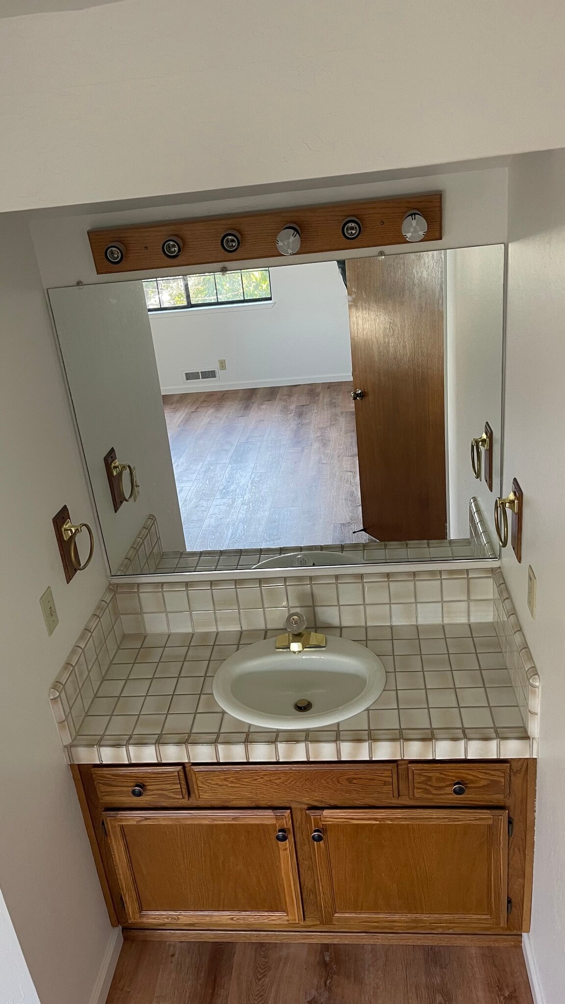 Building Photo - 711 Hanover St