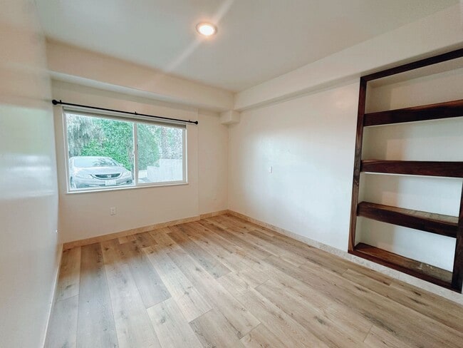 Building Photo - Adorable, Upgraded, 3 Bed/2 Bath duplex, F...