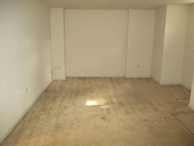 Building Photo - Three Bedroom Townhouse Conveniently Located In Springfield