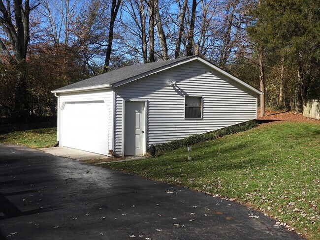 Building Photo - Cute Ranch in Crieve Hall