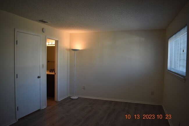 Building Photo - Spacious 3 bedroom Condo - Free Rent until January 2026