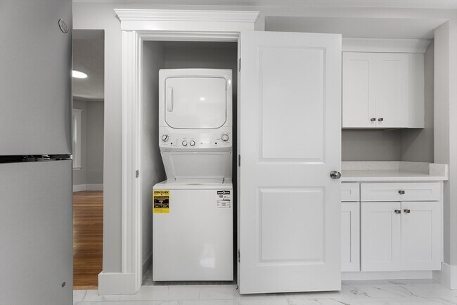 Building Photo - 64 Bakersfield St